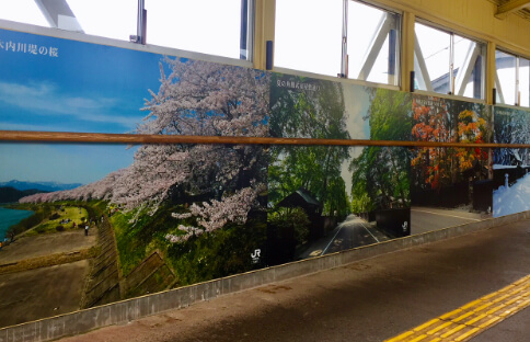 秋田駅構内の壁に四季の秋田の絵